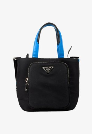Sac à main Prada noir avec poche zippée à l'avant et poignées bleues et noires sur fond blanc.