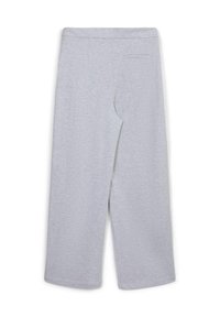 Hellgraue, weit geschnittene Hose aus weichem Stoff, mit einer Gesäßtasche und sauberen Nähten. Das Design bietet eine entspannte Passform mit glatter Textur.