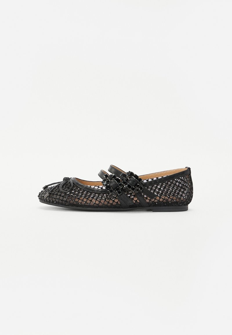 Sorte mesh balletflats med to dekorative stropper, med en rund tå og teksturert mønster. Detaljene inkluderer svart maskinvare og sløyfer.
