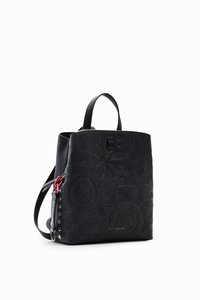 Borsa tote in pelle vegana nera con motivo floreale in rilievo, manici superiori, spallacci regolabili e dettagli in metallo argentato alla chiusura.