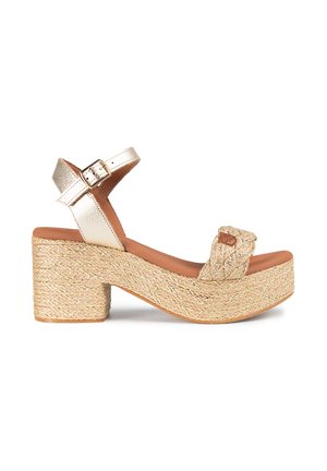 Sandalias de plataforma con una correa metálica dorada, tacón de bloque de yute trenzado, detalle delantero trenzado y cierre de hebilla. Plantilla en tono tostado.