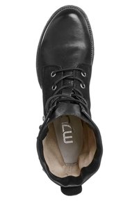 Černé kožené kotníkové boty s kulatou špičkou, šněrováním vpředu a měkkým béžovým podšívkou. Mají prošitou podrážku a strukturovaný svršek.