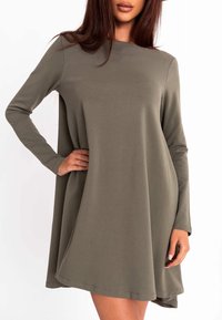 Olivgrünes, langärmliges Kleid aus weichem Stoff, mit rundem Ausschnitt und ausgestellter A-Linie; glatte Textur mit sauberer Naht.