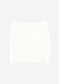 Mini falda de punto blanca con un patrón texturizado de diamantes y una cinturilla acanalada. Corte recto, sin cierres visibles ni adornos.