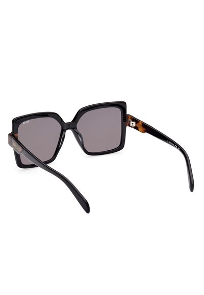 Schwarze quadratische Sonnenbrille mit dunklen Gläsern, glänzendem Rahmen und mit Schildpatt-Akzenten an den Bügeln. Auffälliges Markenlogo auf dem Bügel.