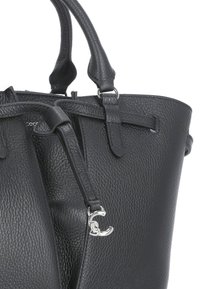 Borsa tote in pelle nera con texture a granuli, dotata di manici doppi e un accento in metallo argento. Design semplice e strutturato.