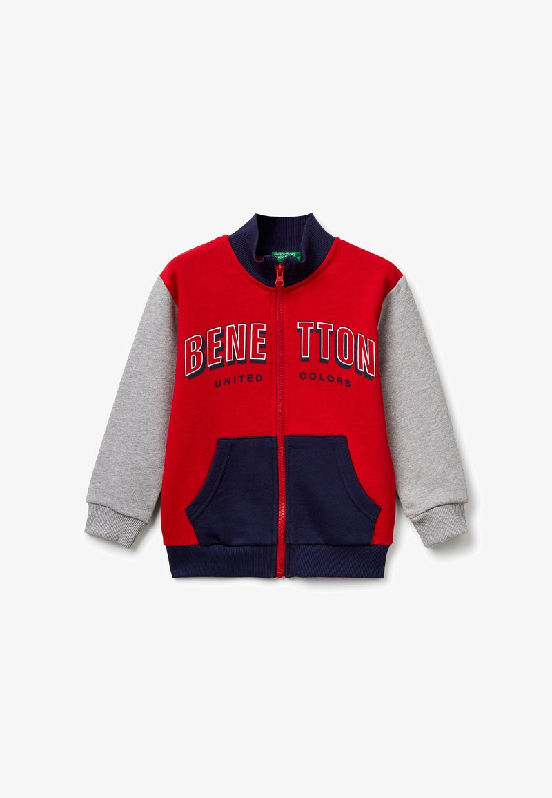 Chaqueta con cremallera para niños con cuerpo rojo, mangas grises, bolsillos y cuello azul marino, y texto "Benetton United Colors" en el frente.
