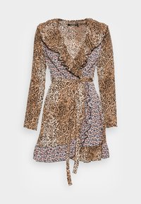 Vestido envolvente de padrão de leopardo com mangas longas, decote franzido, detalhes florais e um cinto para atar, apresentando uma bainha com detalhe de volantes.