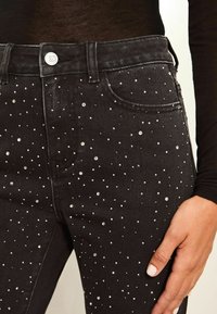 Lipsy REGULAR - Prigludę džinsai - black denim