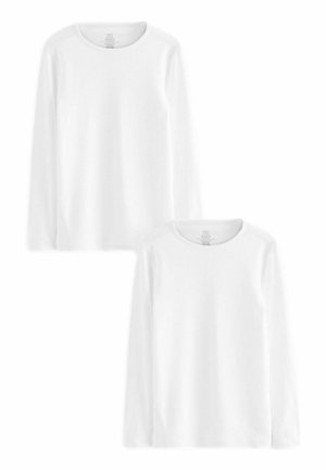 Weiße Langarm-T-Shirts mit Rundhalsausschnitten und einer glatten, weichen Textur. Zwei Shirts mit ähnlichem Design werden zusammen präsentiert.
