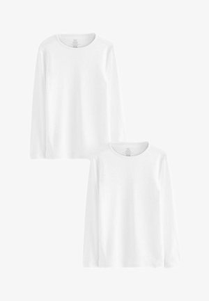 Fehér, hosszú ujjú pólók, kerek nyakkivágással és sima, puha tapintással. Két hasonló dizájnnal rendelkező póló együtt bemutatva.