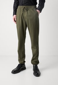 Tommy Jeans AUSTIN - Bukse - fatigue green