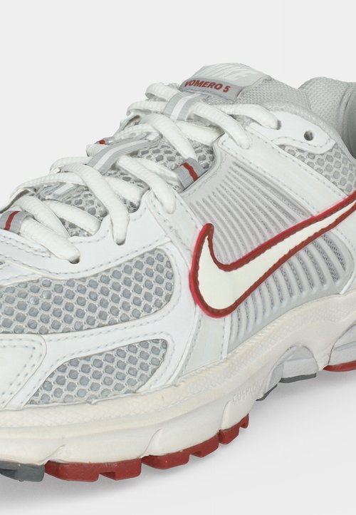 Nike VOMERO 5 UNISEX - Trainers - photon dust/summit white/grey fog/dune red/smoke grey — photo 7
