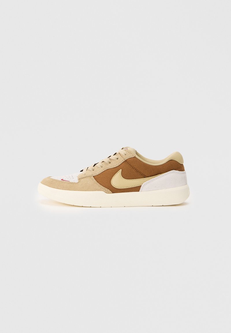 Lave sneakers med beige, brun og kremfargede paneler, snøring, og et beige Nike swoosh på siden.