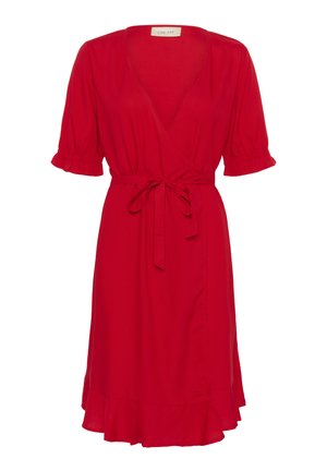 Crvena haljina s kratkim, napuhanim rukavima, dubokim V-izrezom, vezanjem u struku i volanima na rubu. Izrađena je od mekog, laganog materijala.