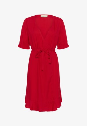Rode wikkeljurk met korte, opbollende mouwen, een diepe V-hals, tailleband en gekrulde zoom. Gemaakt van een zachte, lichte stof.