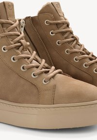 Beige High-Top-Sneaker aus strukturiertem Leder mit flachen Schnürsenkeln, silbernen Ösen und einem seitlichen Reißverschluss. Dicke Gummisohle mit Muster.