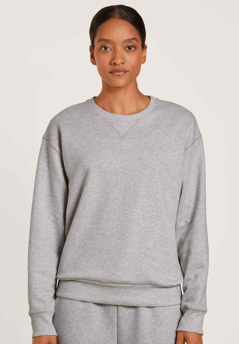 Grijze sweatshirt gemaakt van zacht materiaal, met een ronde hals, ribgebreide cuffs en onderrand, en een relaxte pasvorm met een textuurontwerp.