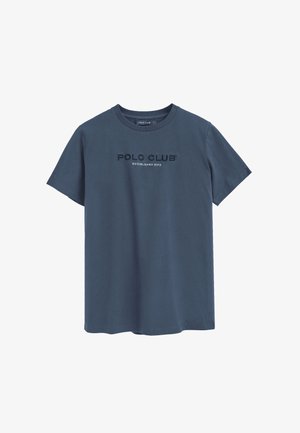 Granatowa bawełniana koszulka z krótkim rękawem, okrągłym dekoltem i nadrukiem na froncie "POLO CLUB ESTABLISHED 2012" w białych oraz haftowanymi ciemnoniebieskimi literami.