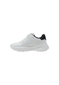 Chaussure de sport blanche avec tige synthétique, dotée d'un accent noir au talon, d'un bout arrondi, d'une surface texturée et d'un laçage.