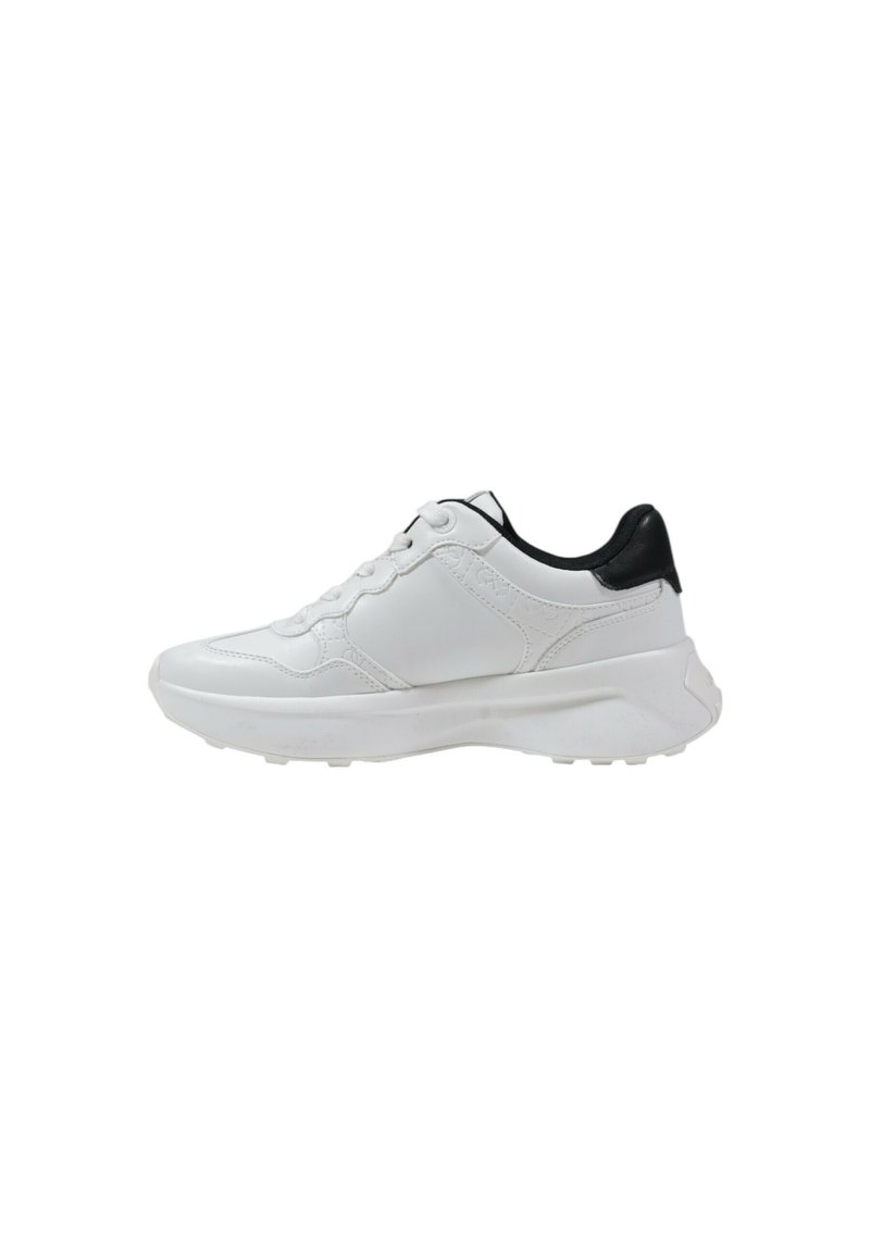 Chaussure de sport blanche avec tige synthétique, dotée d'un accent noir au talon, d'un bout arrondi, d'une surface texturée et d'un laçage.