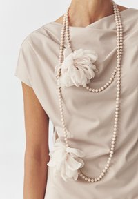TATUUM FLOWINA - Kaelakee - champagne beige