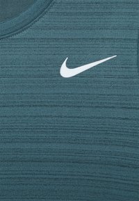 Nike Performance MILER UNISEX - T-shirt desportiva - ash green