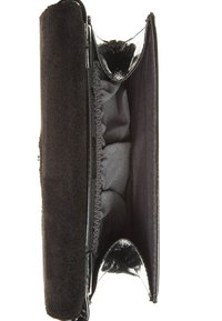 Bolso de mano negro con interior de tela suave, bolsillo interior fruncido y ribetes de charol brillante a lo largo de los bordes, mostrado abierto desde arriba.