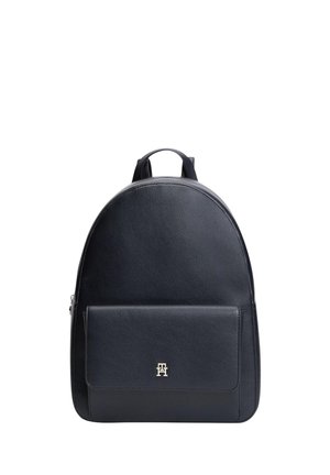 Zaino in pelle nera con tasca frontale con patta ed emblema logo argentato, manico superiore e due spallacci regolabili.