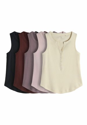 Bezrukávové rebrované henley topy v čiernej, hnedej, fialovej, svetloružovej a krémovej farbe, usporiadané prekryté vedľa seba.