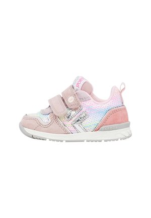 Scarpa atletica rosa chiaro con design in camoscio e rete iridescente, dotata di due cinturini in velcro e una suola bianca testurizzata. Logo del marchio visibile.