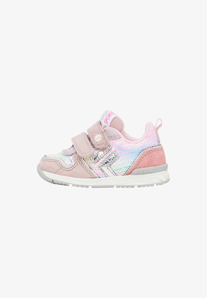 Scarpa atletica rosa chiaro con design in camoscio e rete iridescente, dotata di due cinturini in velcro e una suola bianca testurizzata. Logo del marchio visibile.