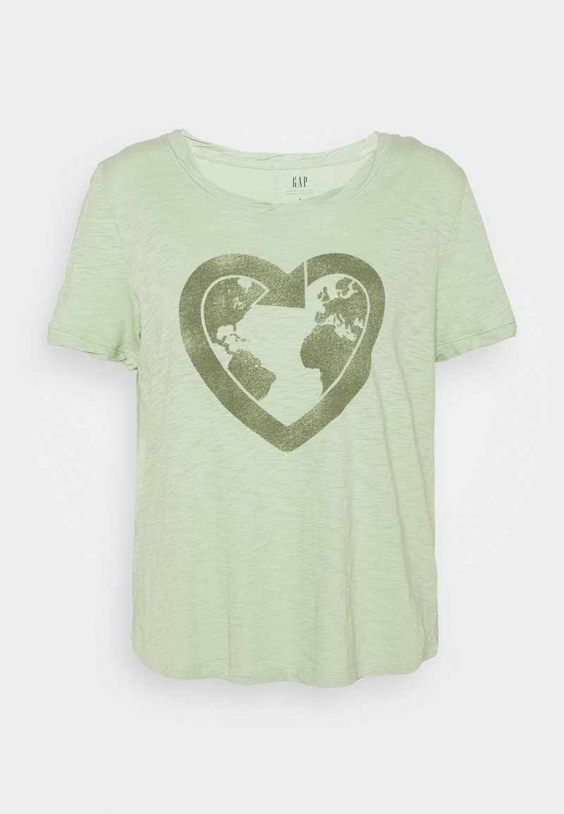 Camiseta de manga corta verde claro con una flecha en forma de corazón de color verde oscuro que rodea un mapa del mundo en la parte frontal.