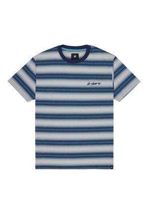 Korte mouwen, T-shirt met ronde hals en horizontale strepen in verschillende tinten blauw en grijs. Klein logo geborduurd op de linkerborst.