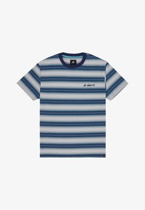 Kurzärmliges T-Shirt mit Rundhalsausschnitt, das horizontale Streifen in verschiedenen Blau- und Grautönen zeigt. Kleines Logo auf der linken Brust aufgestickt.