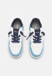 Pari valkoisia ja vaaleansinisiä Geox-tenniskenkiä, joissa on tummansinisiä nyörejä ja pehmustetut varret, kuvattuna ylhäältä valkoista taustaa vasten.