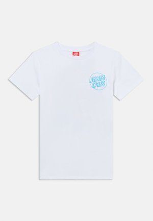 Bela kratka majica s kratkimi rokavi z majhnim modrim logotipom "Santa Cruz" na levi strani prsnega koša in rdečo etiketo na ovratniku.