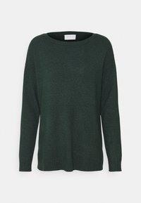 Dunkelgrüner Strickpullover mit weitem Ausschnitt, langen Ärmeln und gerippten Bündchen sowie Saum. Weiche Textur, lässige Passform und minimalistisches Design.