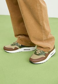 Nike Sportswear AIR MAX 1 - Sneakers - neutral olive/black/cacao wow