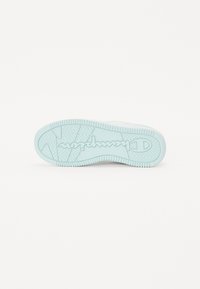 Fehér sneaker talp texturált menta zöld gumiból. Cikcakk mintázatú gumitalp, az sarkán gravírozott logóval. Lapos kialakítás, díszítések nélkül.