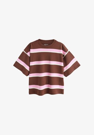 Rudos spalvos marškinėliai trumpomis rankovėmis su plačiomis horizontaliomis rožinėmis ir baltomis juostomis per krūtinę, rankoves ir apatinius kraštus.