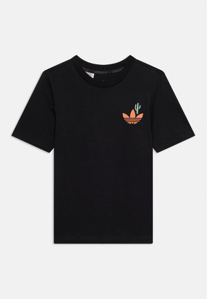 Črna majica kratkih rokavov z majhnim oranžnim logotipom Adidas in zelenim grafičnim prikazom kaktusa na levi strani prsnega koša na enobarvni podlagi.