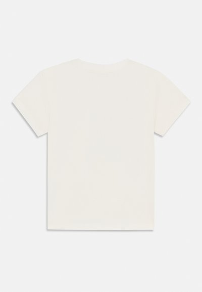 Balta trumpa rankovė t-shirt pagaminta iš minkštos medvilnės. Turi apvalią iškirptę ir be siūlių pečius. Minimalistinis dizainas, be raštų ar akcentų.