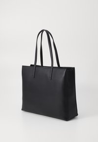 Svart lær totebag med to lange håndtak, rektangulær form, glatt tekstur og minimalistisk design. Ingen synlig maskinvare eller mønstre.