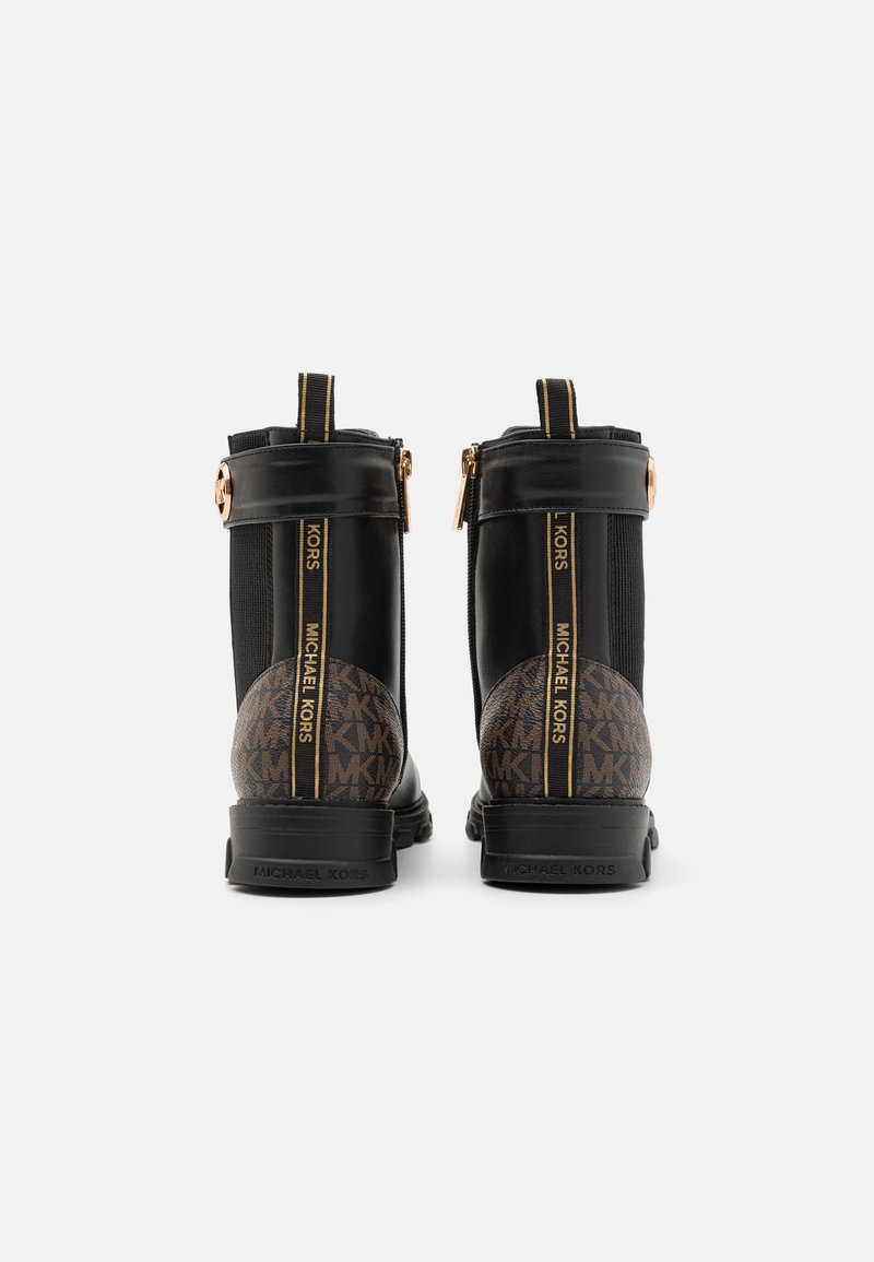 Czarne skórzane botki za kostkę z brązowymi akcentami w monogram, złotymi detalami, elastycznymi panelami bocznymi i teksturowanym obcasem.