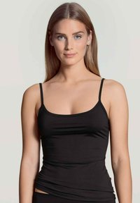 Zwarte tanktop met dunne bandjes, gladde textuur, aansluitend ontwerp en een ronde halslijn, die een eenvoudige en veelzijdige silhouet toont.