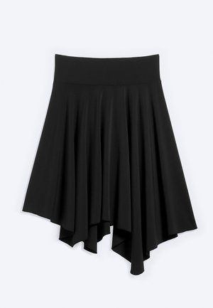 Jupe noire asymétrique avec une large ceinture et un ourlet pointu fluide, présentée à plat sur un fond clair.