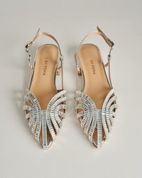 Pantofi slingback argintii cu vârf ascuțit, având accente metalice decorative dispuse într-un model în valuri. Talpă interioară din piele cu nuanță de brun.