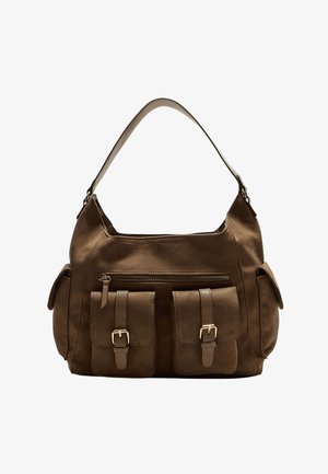 Hnedá kožená kabelka so širokým popruhom, dvoma prednými vreckami na pracku, bočnými vreckami s klopami a predným zipsovým vreckom.