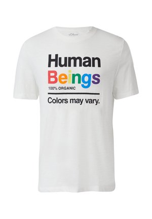 Weißes T-Shirt mit dem Text "Human Beings" in schwarzer und Regenbogenfarbe, "100% ORGANIC" und "Farben können variieren." in schwarzer Schrift.